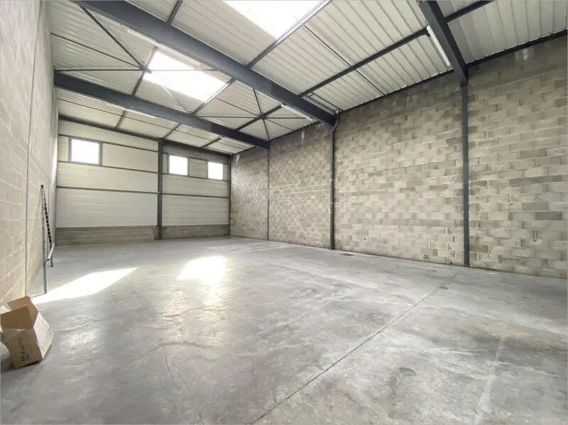 Light Industrial in Saint-Priest to rent Interior Photo- Image 1 of 6