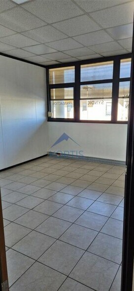 13 Allée Des Tulipiers, Bron to rent - Interior Photo - Image 2 of 6