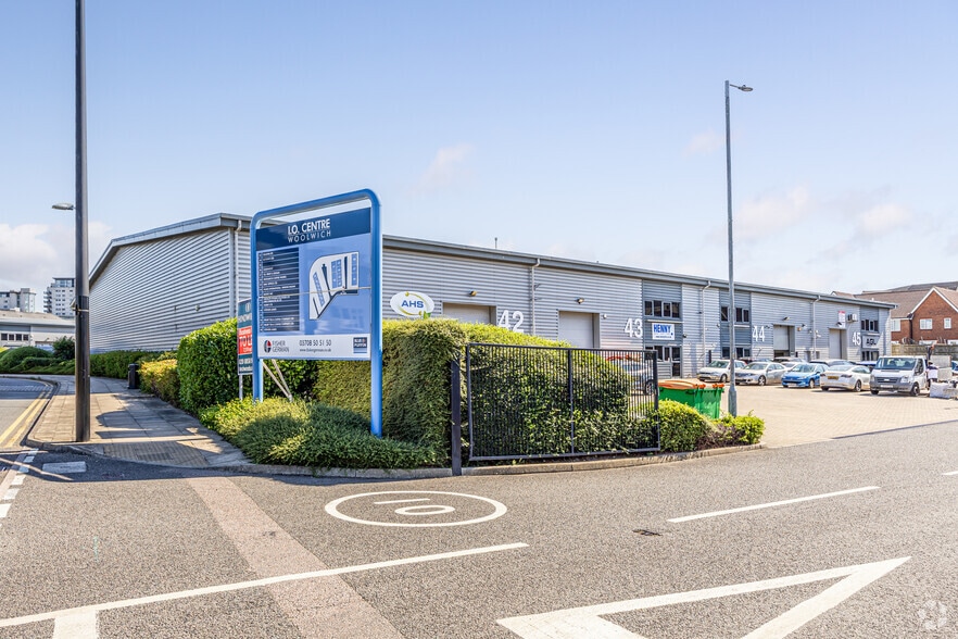 Armstrong Rd, London to rent - Building Photo - Image 1 of 11