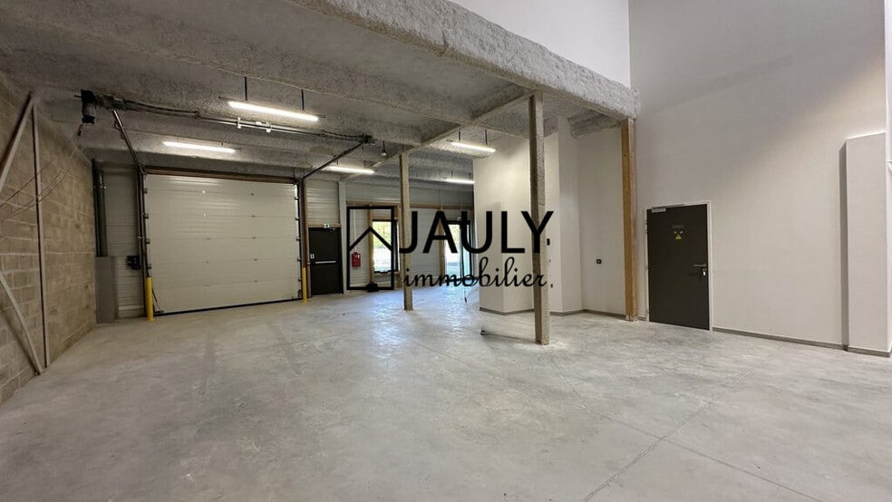 Industrial in Chessy to rent - Interior Photo - Image 3 of 8