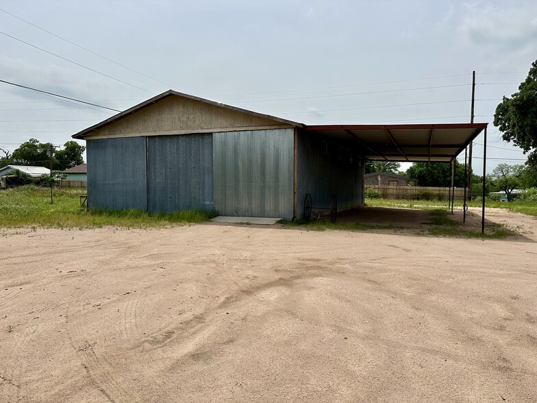 116 Emily St, Kingsland, TX for rent - Primary Photo - Image 1 of 13