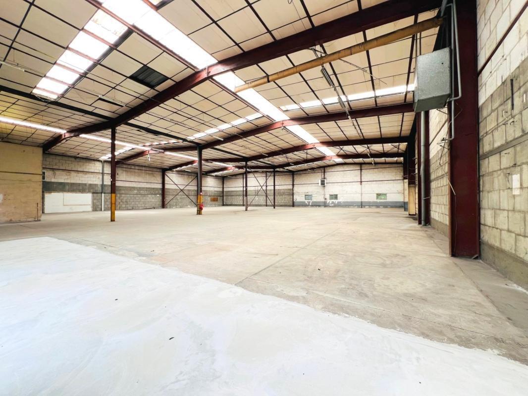 Light Industrial in Plaisir for sale Interior Photo- Image 1 of 8