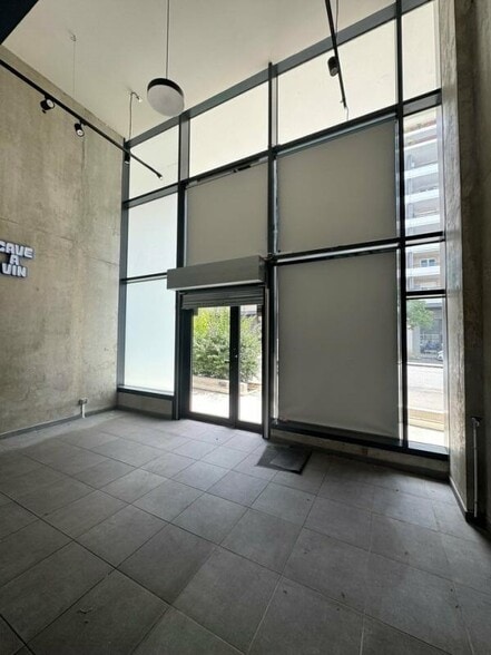 Retail in Marseille to rent - Interior Photo - Image 2 of 4