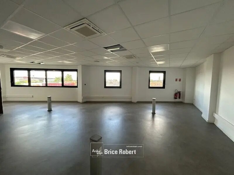 Light Industrial in Corbas to rent Interior Photo- Image 1 of 1