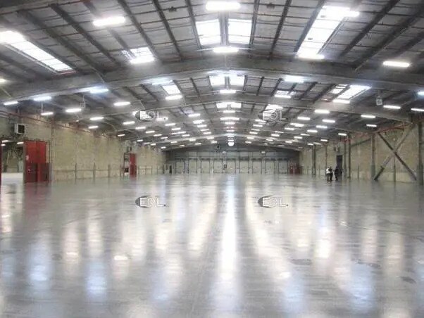 Industrial in Compans to rent Interior Photo- Image 1 of 4