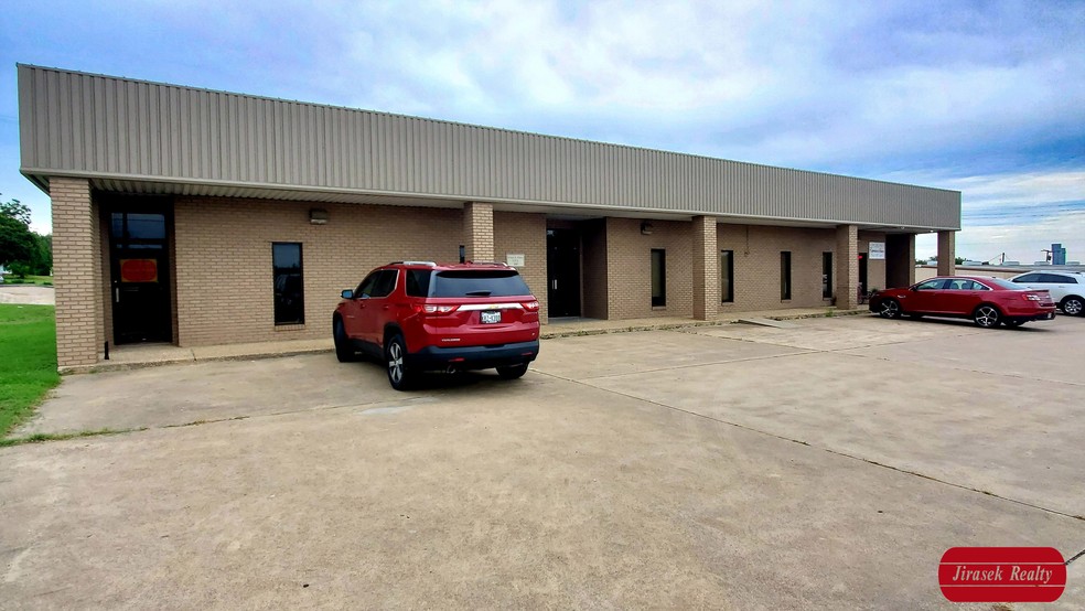 207 E Oak St, West, TX for sale - Primary Photo - Image 1 of 1