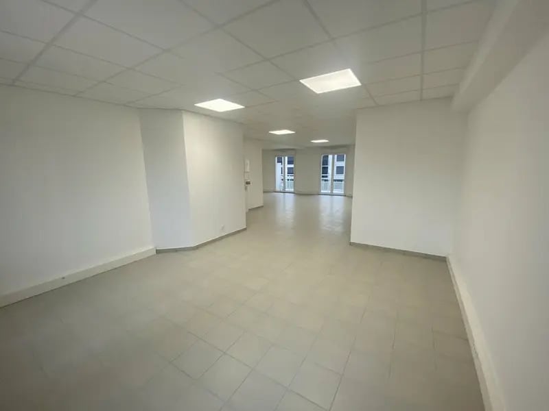 Office in Morsang-sur-Orge to rent Interior Photo- Image 1 of 5
