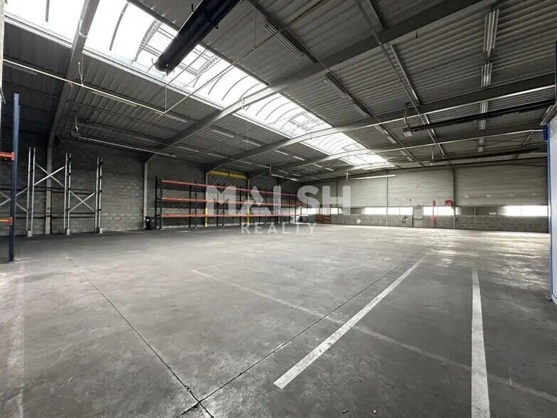 Light Industrial in Genas to rent - Interior Photo - Image 3 of 9