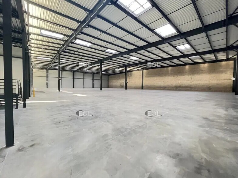 Industrial in Plaisir to rent - Building Photo - Image 3 of 10
