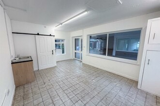 Upper Park Rd, Tenby to rent Interior Photo- Image 2 of 3