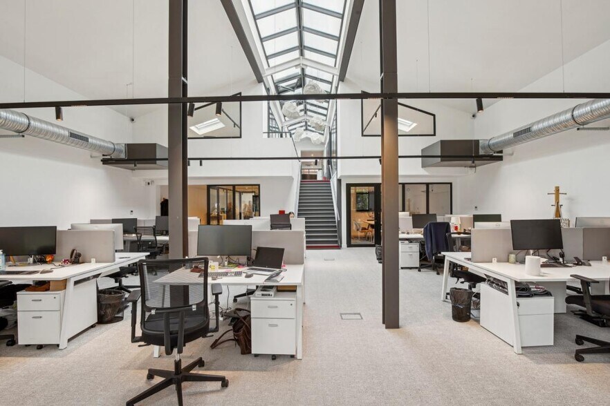 Office in Courbevoie for sale - Building Photo - Image 3 of 12