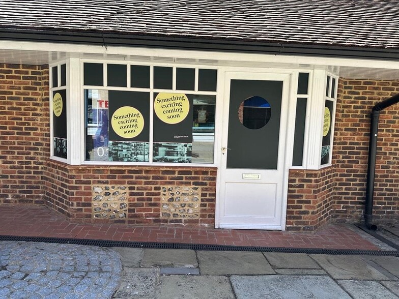 St Martins Walk, Dorking to rent - Building Photo - Image 2 of 13