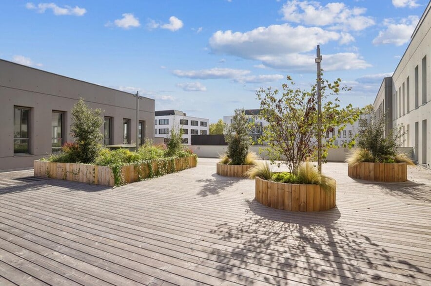 Office in Villeurbanne to rent - Building Photo - Image 2 of 17