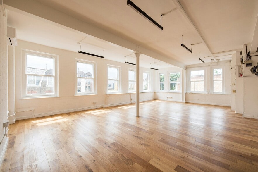 172-172A Arlington Rd, London to rent - Interior Photo - Image 2 of 53