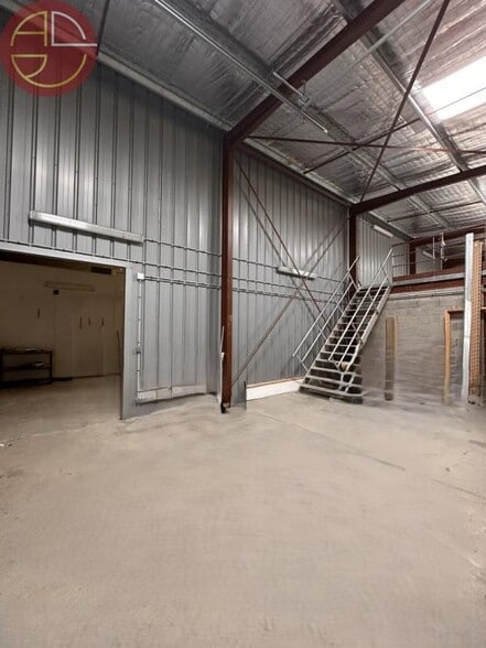 Industrial in Tournefeuille to rent - Interior Photo - Image 1 of 11