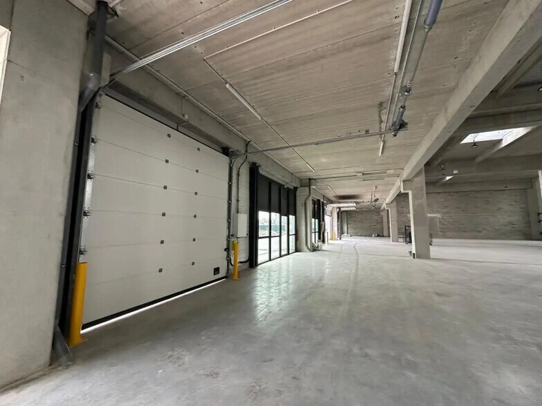 Industrial in Bobigny to rent - Building Photo - Image 2 of 10