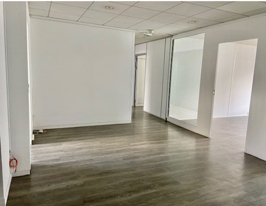 Office in Levallois-Perret to rent Interior Photo- Image 1 of 8
