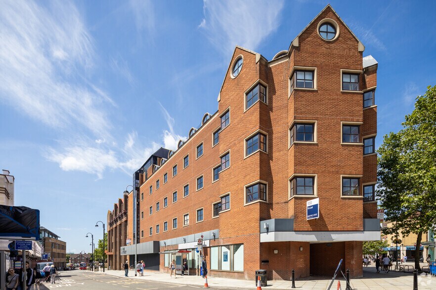 2 Vine St, Uxbridge for sale - Building Photo - Image 3 of 37