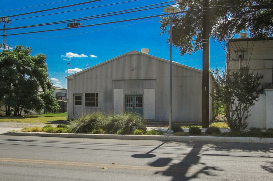 5209 Mccullough Ave, San Antonio, TX for rent - Building Photo - Image 3 of 11