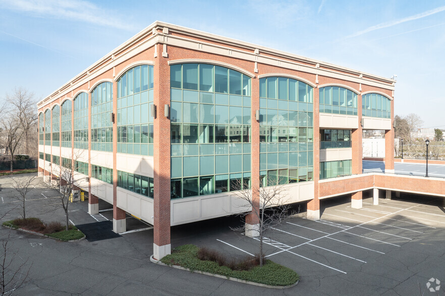 200 Riverfront Blvd, Elmwood Park, NJ for rent - Building Photo - Image 2 of 5