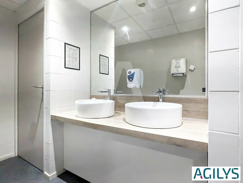 2-12 Rue Du Chemin Des Femmes, Massy to rent - Interior Photo - Image 3 of 11