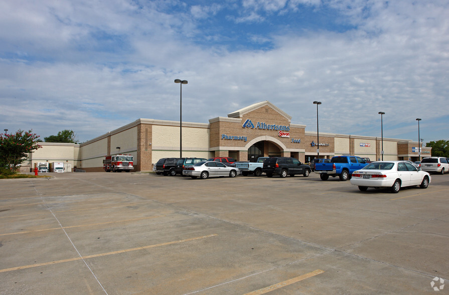 215 N Carrier Pky, Grand Prairie, TX for rent - Building Photo - Image 2 of 5