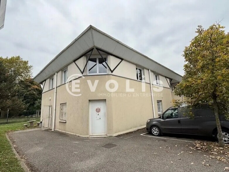 3 B Rue Irene Joliot Curie, Eybens to rent - Building Photo - Image 1 of 7