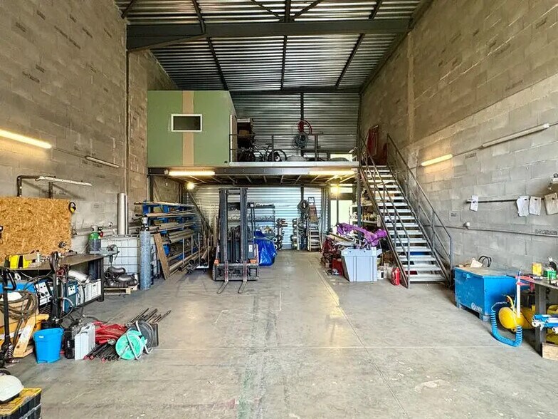 Light Industrial in Saint-Genis-les-Ollières to rent - Interior Photo - Image 2 of 4