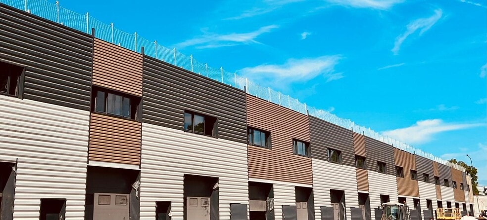 Industrial in Épinay-sur-Seine to rent - Building Photo - Image 3 of 11