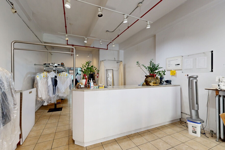 Residential, Retail, and Storage Co-Op portfolio of 3 properties for sale on LoopNet.co.uk - Matterport 3D Scan - Image 3 of 32