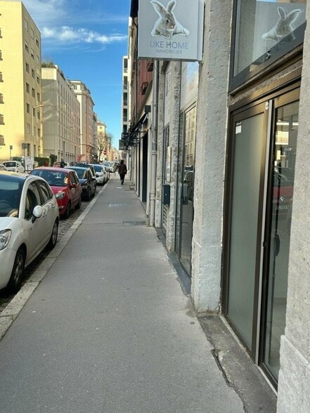 Retail in Lyon to rent - Building Photo - Image 2 of 11