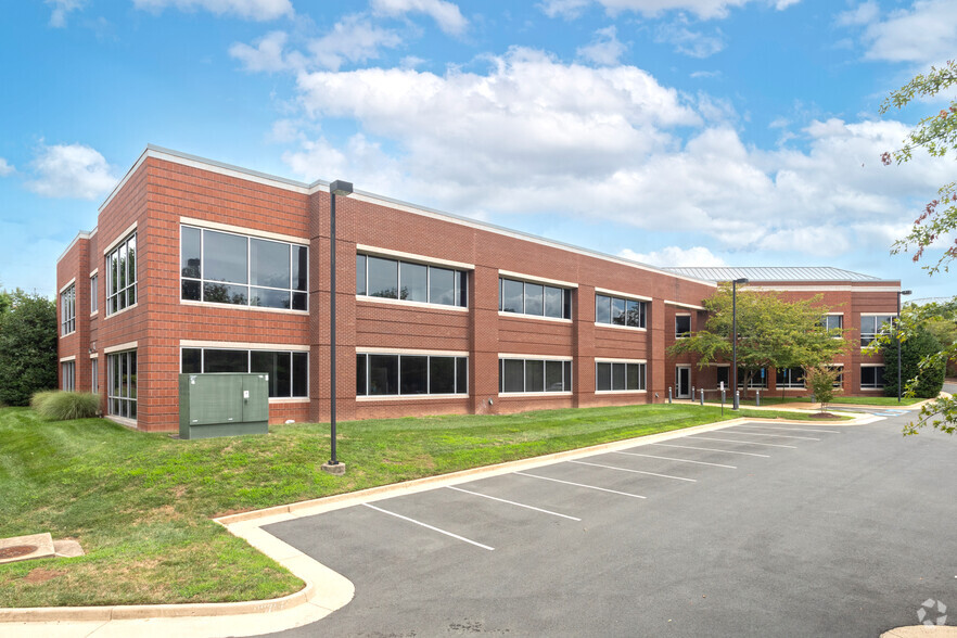 4530 Walney Rd, Chantilly, VA for rent - Building Photo - Image 1 of 5