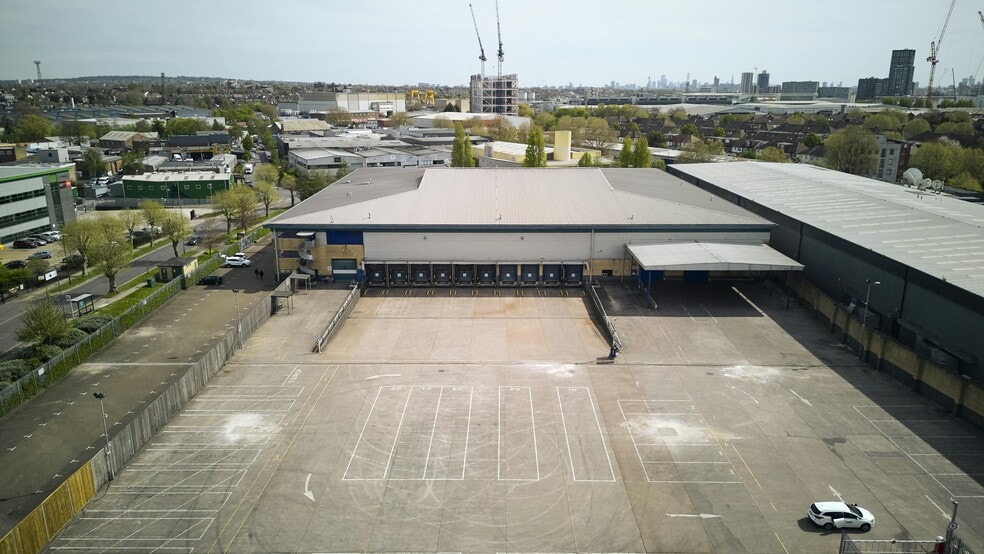 12 Central Way, London to rent - Building Photo - Image 2 of 8