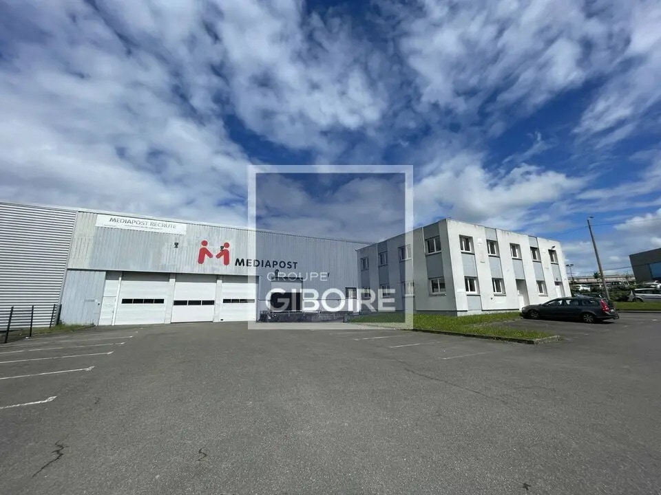 Location Entrepôt 3 400 m² - Photo 1