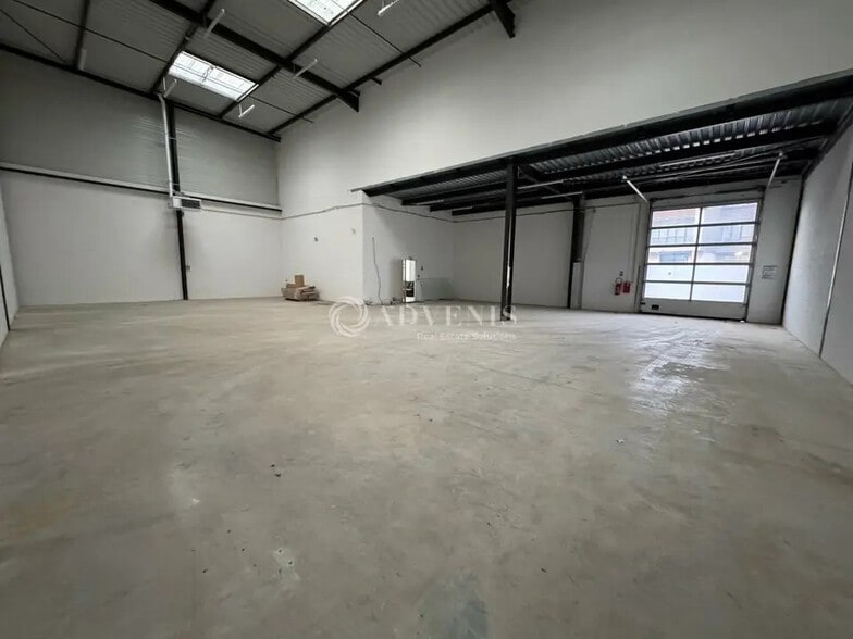 Light Industrial in Collégien to rent - Building Photo - Image 1 of 10