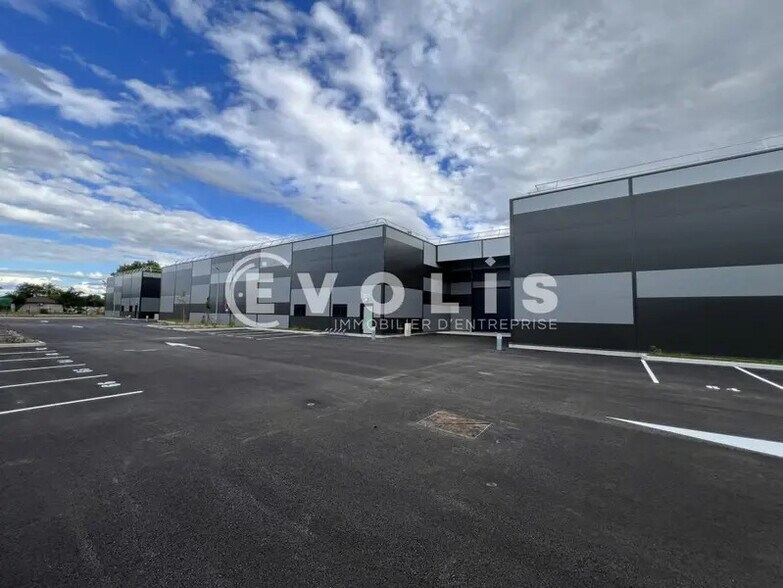 Light Industrial in Janneyrias to rent - Building Photo - Image 3 of 65