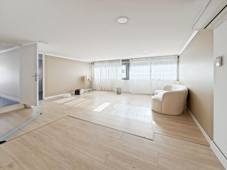 23 Boulevard De La Gare, La Penne-sur-Huveaune to rent - Interior Photo - Image 1 of 23
