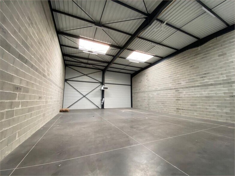 Light Industrial in Saint-Priest to rent - Interior Photo - Image 3 of 5