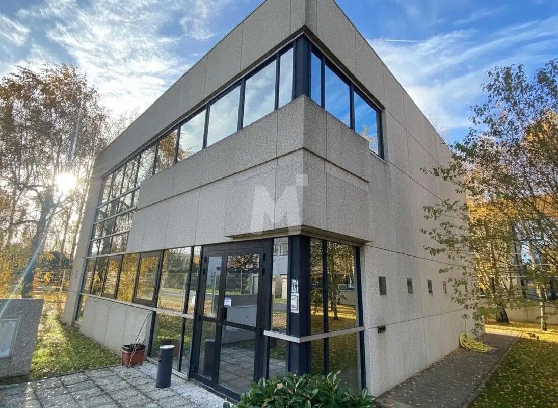 Office in Lisses to rent Building Photo- Image 1 of 8