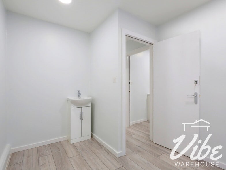 214-218 High Rd, London to rent - Building Photo - Image 3 of 8