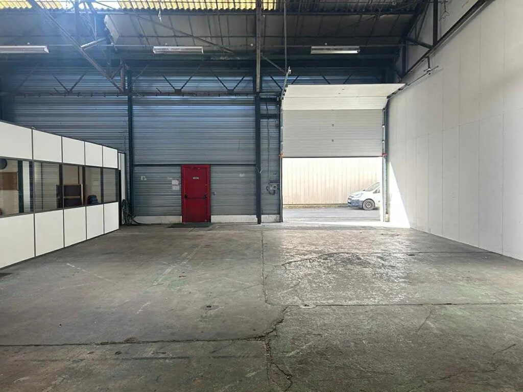 Location Local d'activités 320 m² - Photo 1