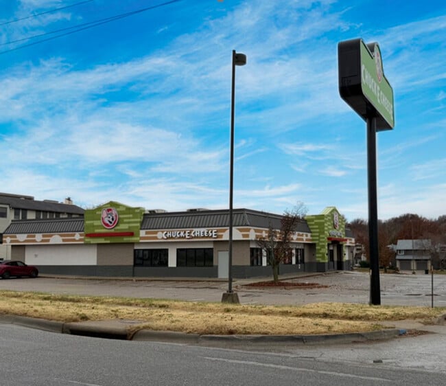 More details for 2215 SW Wanamaker Rd, Topeka, KS - Retail for Sale