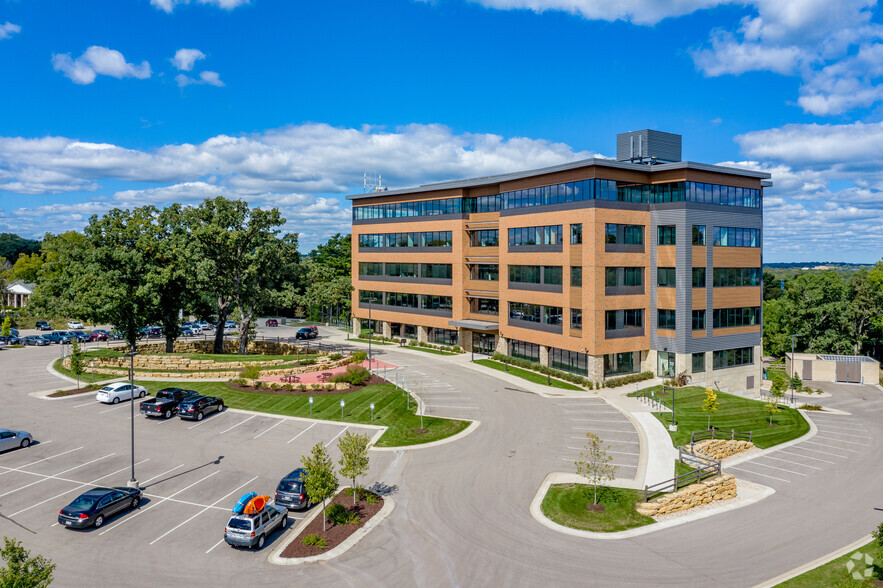 2921 Landmark Pl, Madison, WI for rent - Building Photo - Image 3 of 11