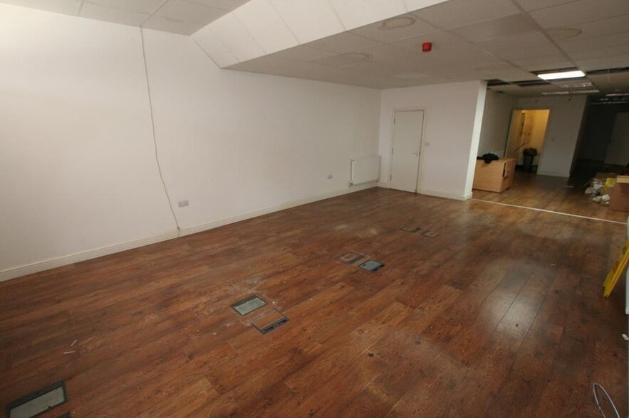 23-25 Whitby Rd, Ellesmere Port to rent - Building Photo - Image 3 of 9