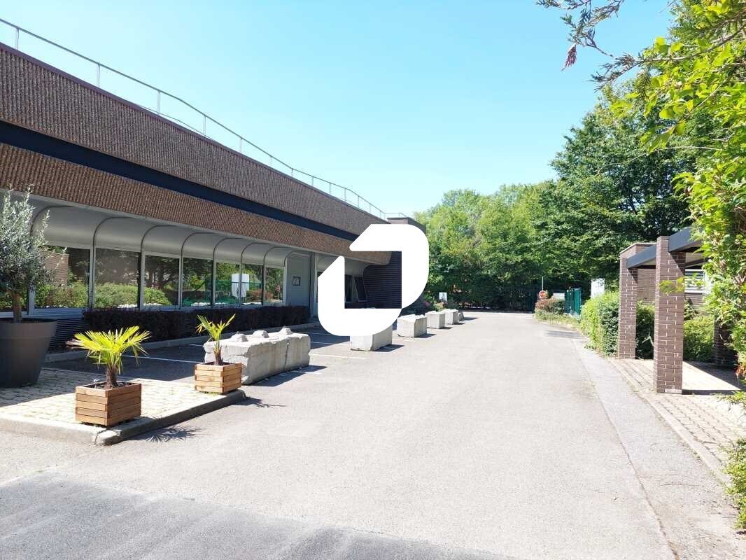 Office in Trappes to rent Building Photo- Image 1 of 13