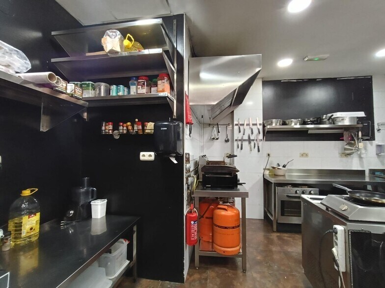 Retail in Granada to rent - Interior Photo - Image 2 of 7