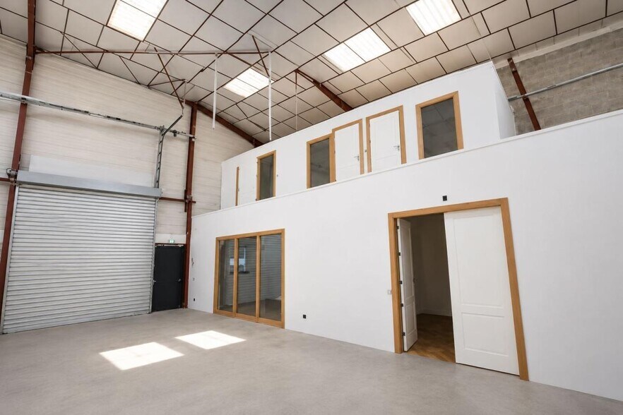 Office in Vaulx-en-Velin to rent - Interior Photo - Image 2 of 6