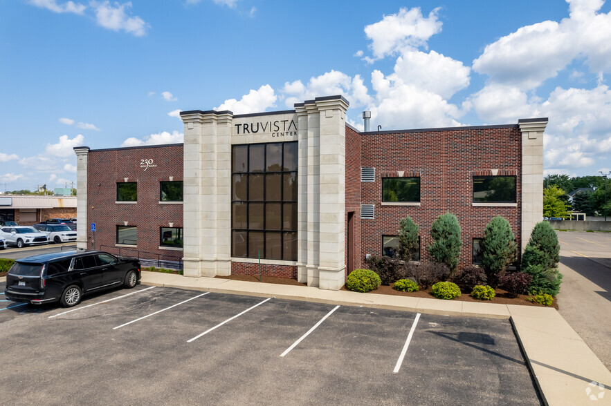 230 W Maple Rd, Troy, MI for rent - Building Photo - Image 1 of 6