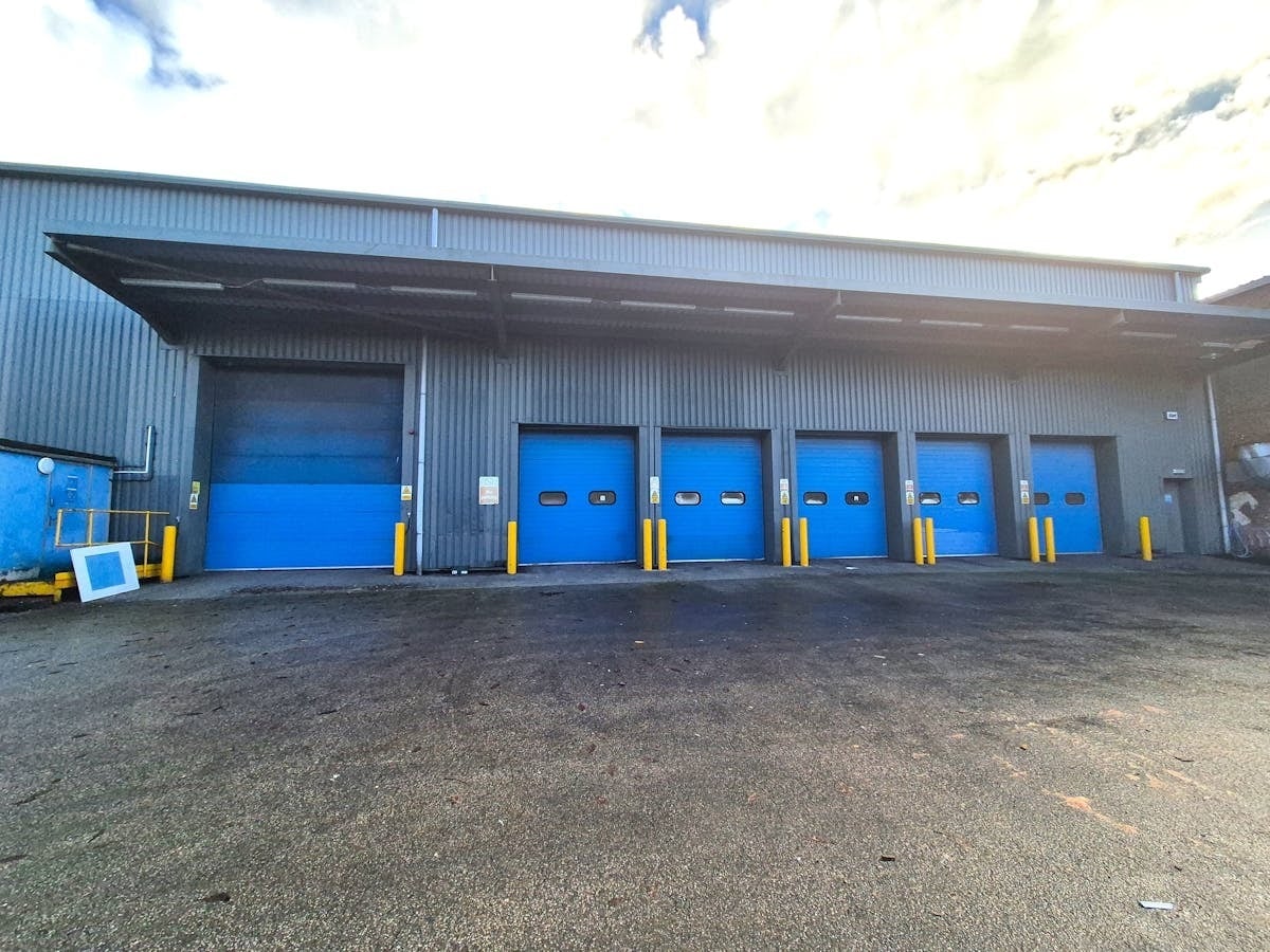 Suthers St, Oldham to rent Building Photo- Image 1 of 8