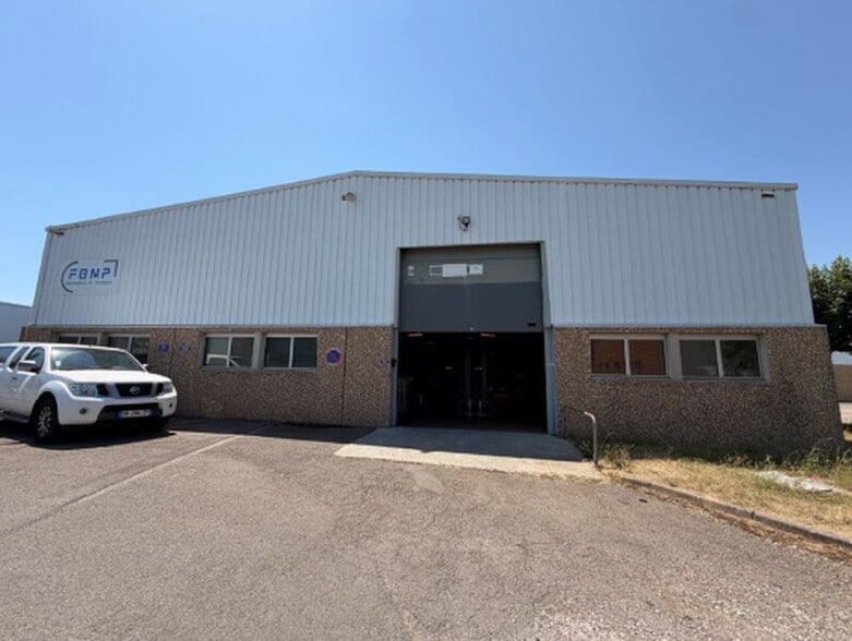 Light Industrial in Miribel to rent - Building Photo - Image 1 of 6